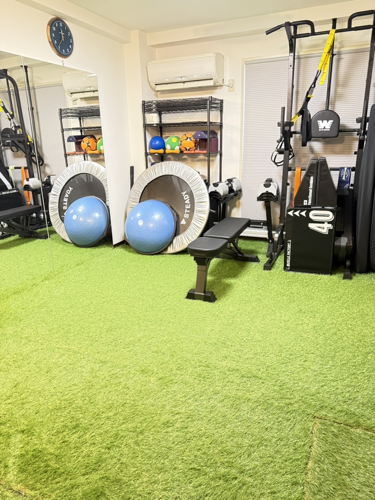 人工芝と運動器具を備えたパーソナルトレーニングスペース